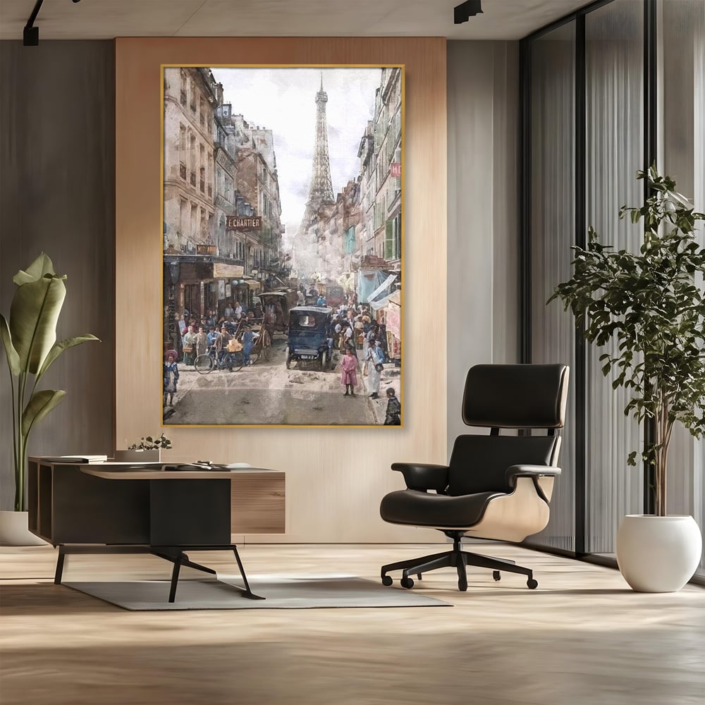 Tablou canvas cu pictura stradala cu turnul eiffel, in rama de aluminiu auriu, pe perete intr-un birou